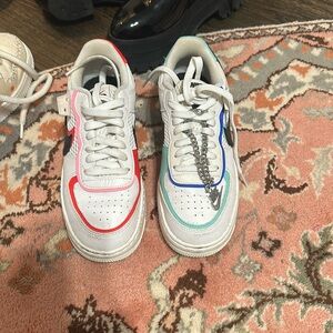 Nike air mismatched tennis shoes with chain